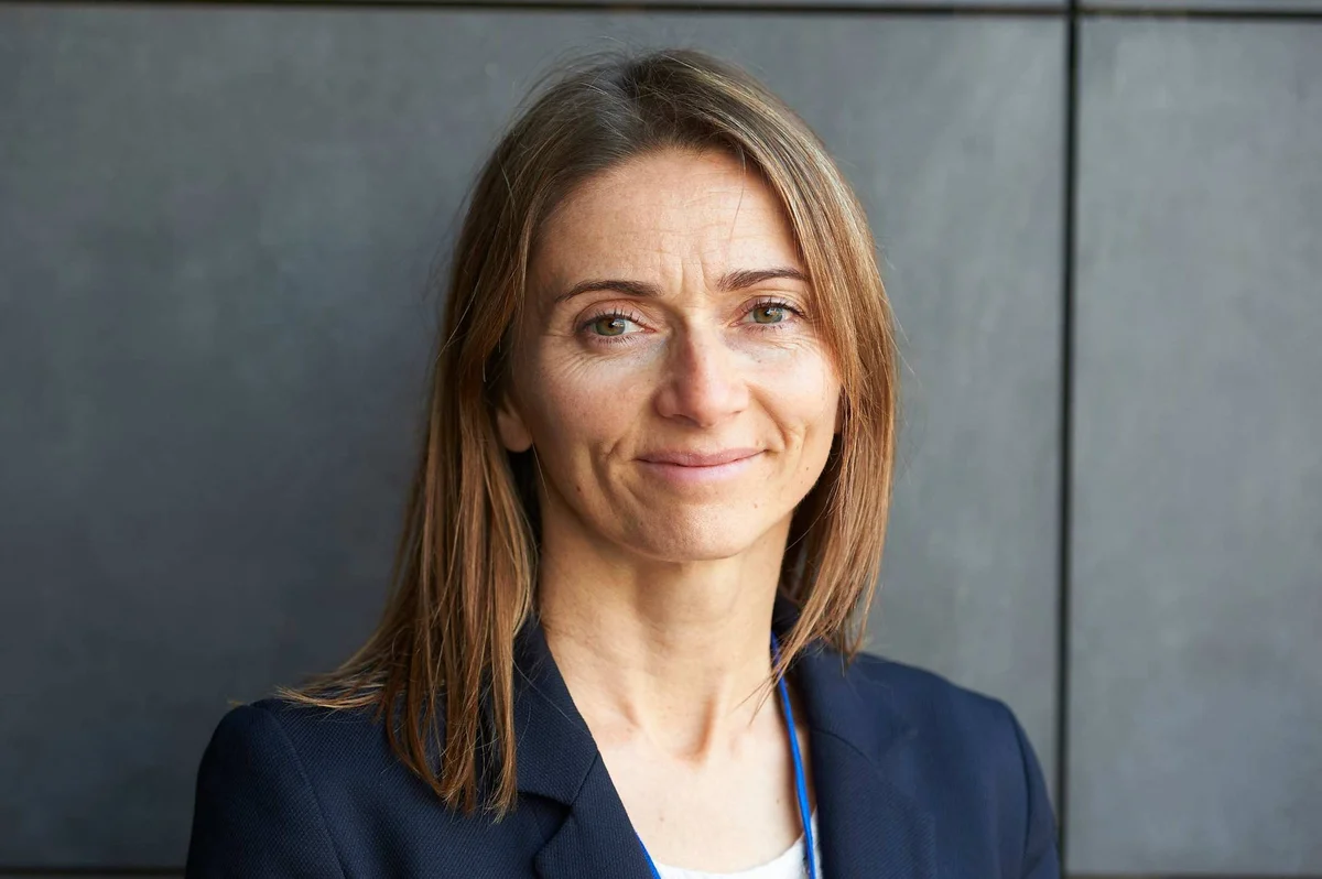 Gillian  Greaves